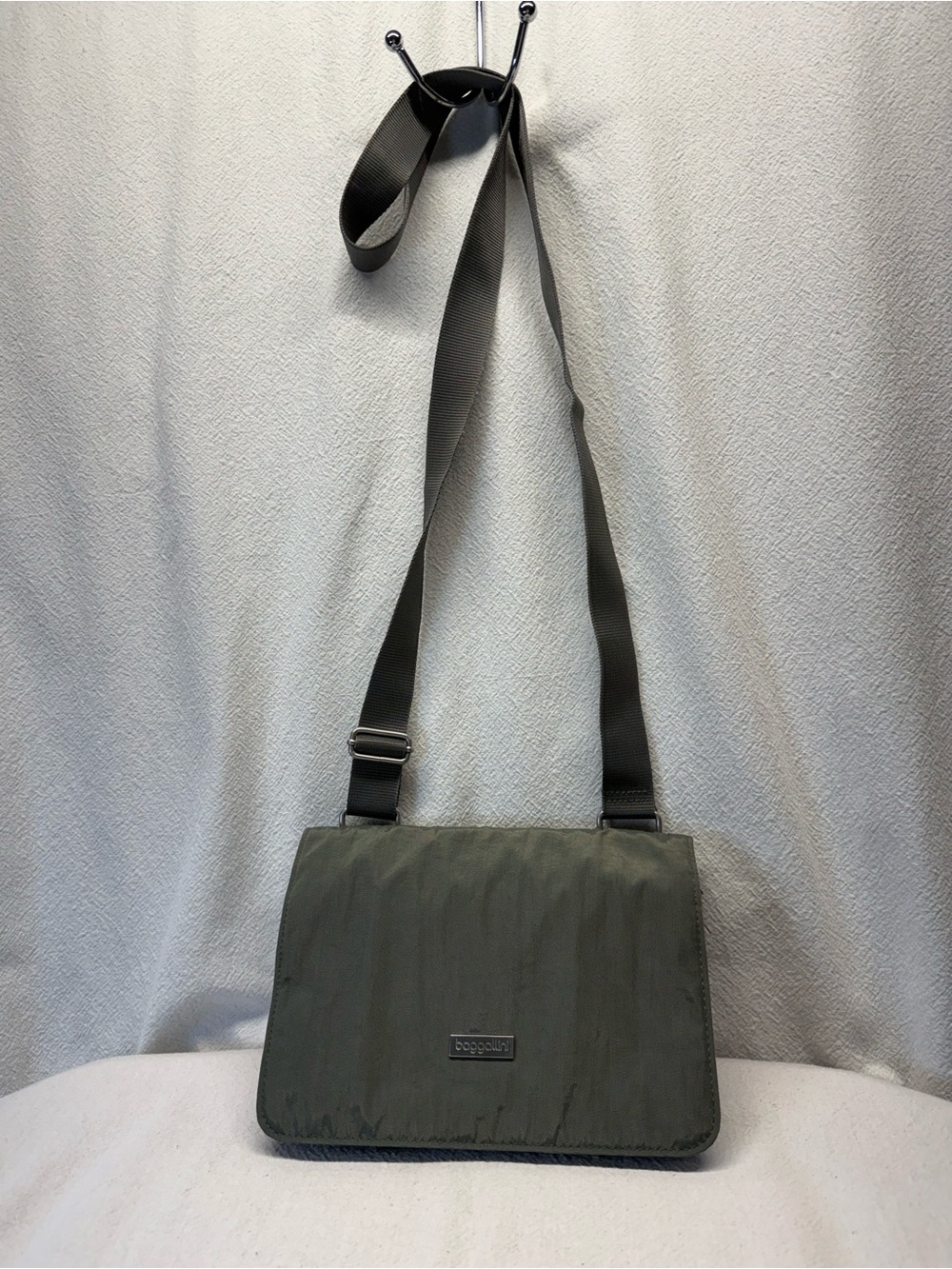Gorpcore Baggallini Grey Crossbody 3 Compartment Messenger Bag Conver Fanny Pack